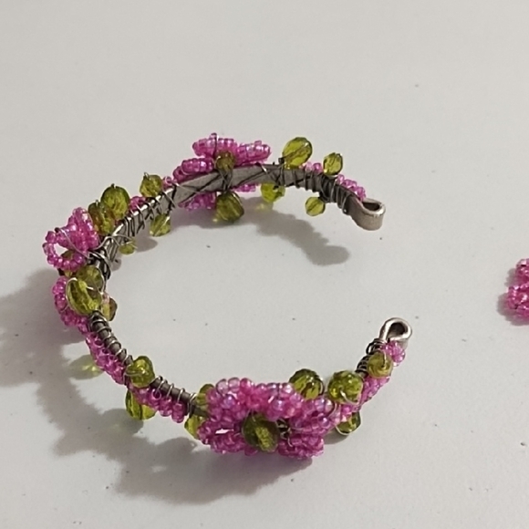 Y2K Vibrant Pink and Green Beaded Floral Jewelry Set Bracelet & Post Earrings - Picture 6 of 13